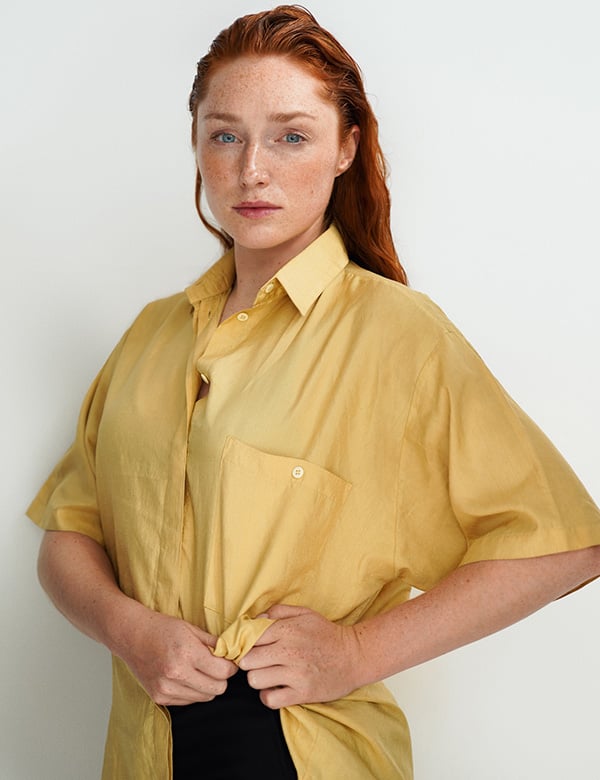 Vrouwelijk model met rood haar Fee W.