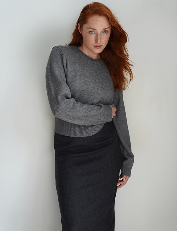 Vrouwelijk model met rood haar Fee W.