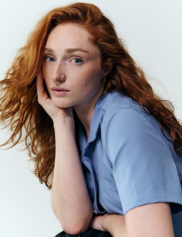 Vrouwelijk model met rood haar Fee W.