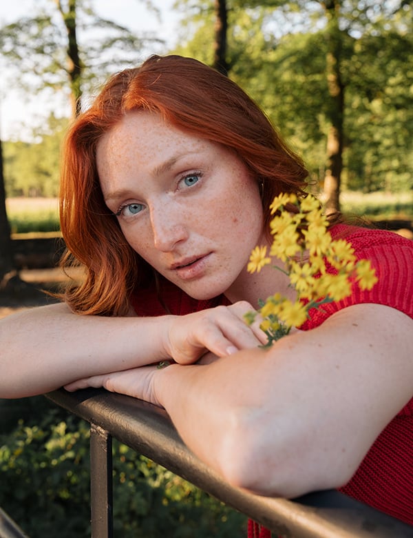Vrouwelijk model met rood haar Fee W.