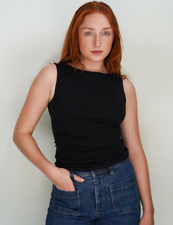 Vrouwelijk model met rood haar Fee W.