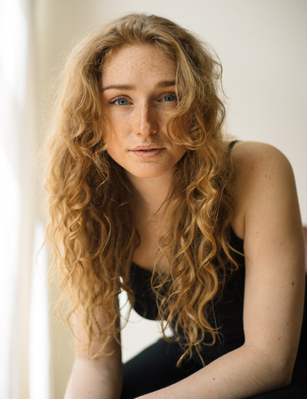Vrouwelijk model met rood haar Fee