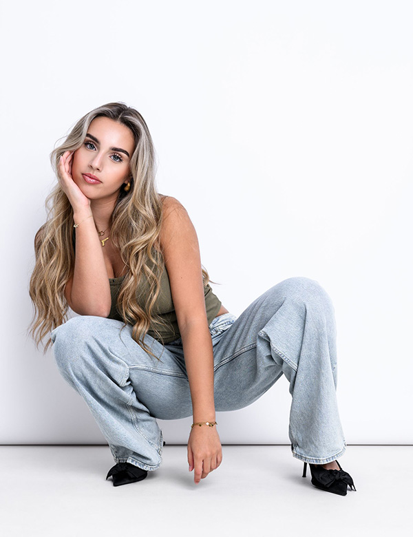 Kinder model met lang blond haar Feline J.