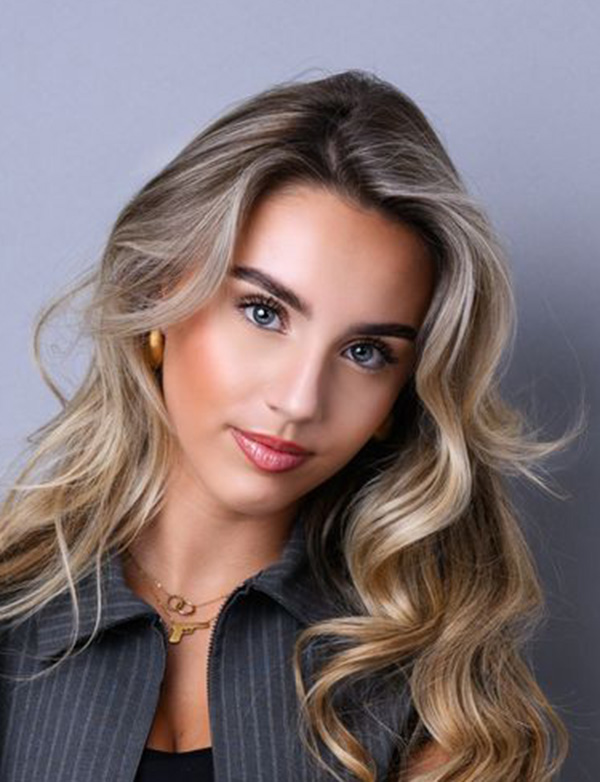 Kinder model met lang blond haar feline j.
