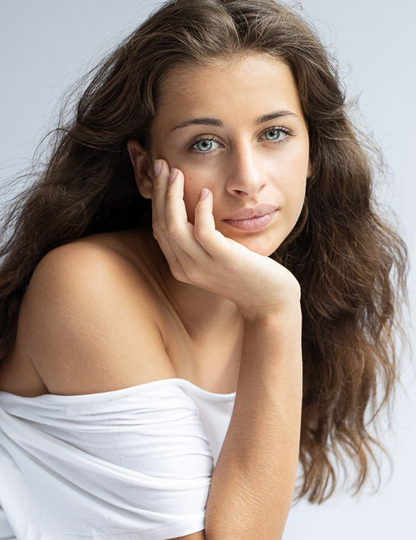 Tienermodel met lang bruin krullend haar Féloïse h.
