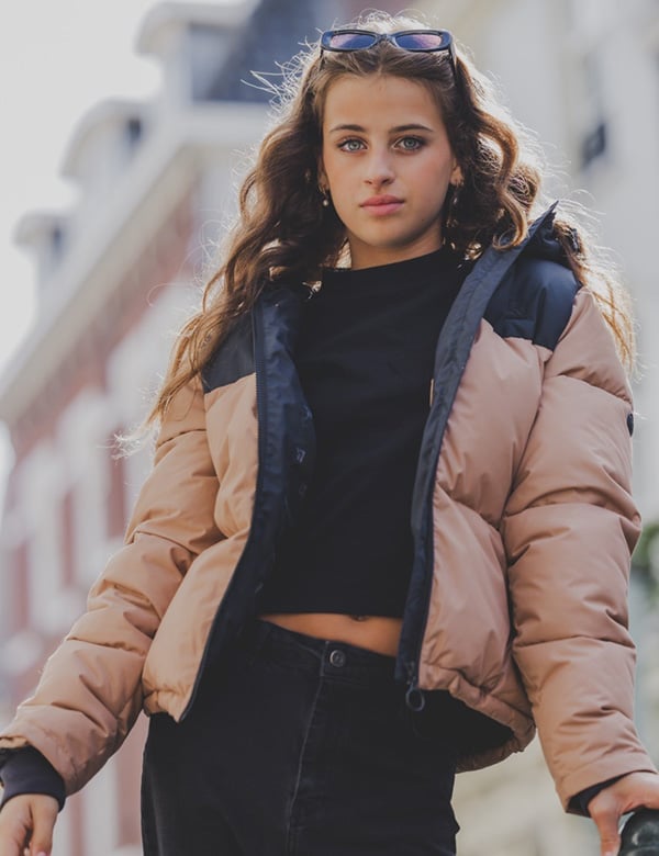 Tienermodel met lang bruin krullend haar Féloïse h.