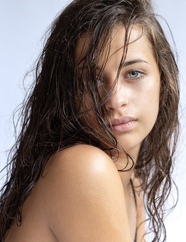 Tienermodel met lang bruin krullend haar Féloïse h.