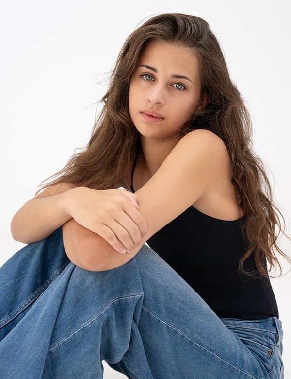 Kinderlijk model met bruin haar Feloïse.