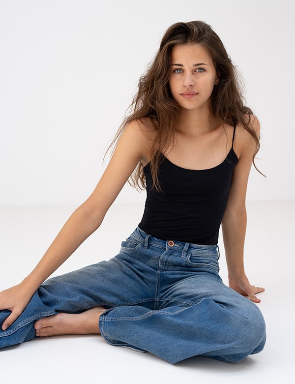 Kinderlijk model met bruin haar Feloïse.