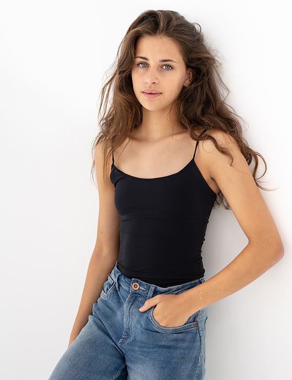 Kinderlijk model met bruin haar Feloïse.