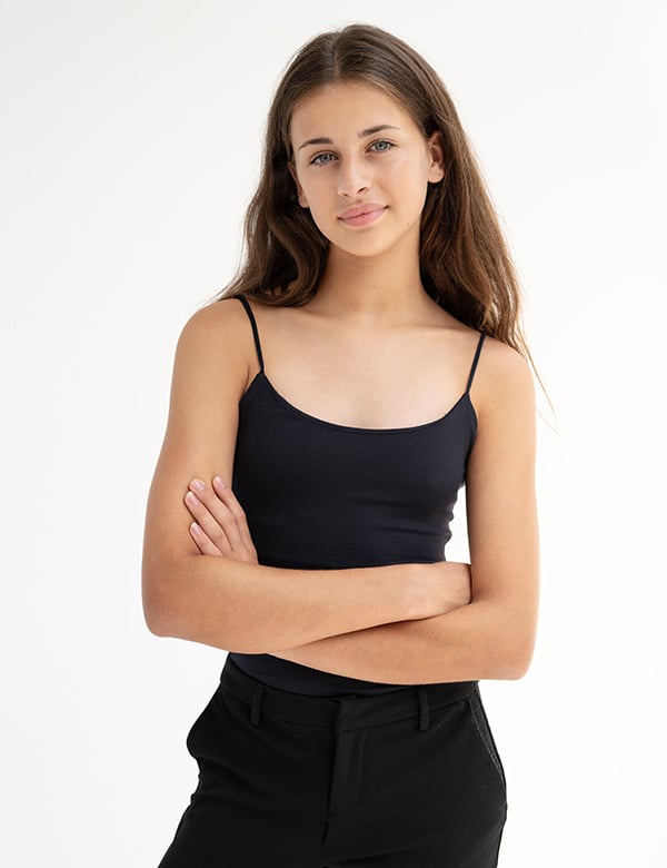 Kinderlijk model met bruin haar Feloïse.