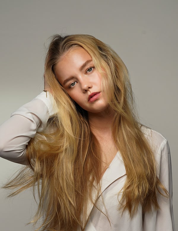 Kindermodel met blond haar Fenna