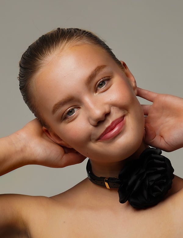 Kindermodel met blond haar fenna