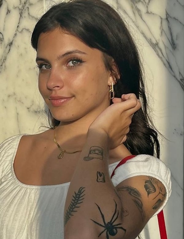 Vrouwelijk model met bruin haar Fenna Heu.