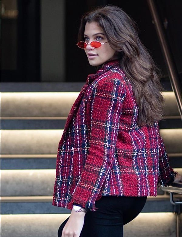 Vrouwelijk model met bruin haar Fenna Heu.