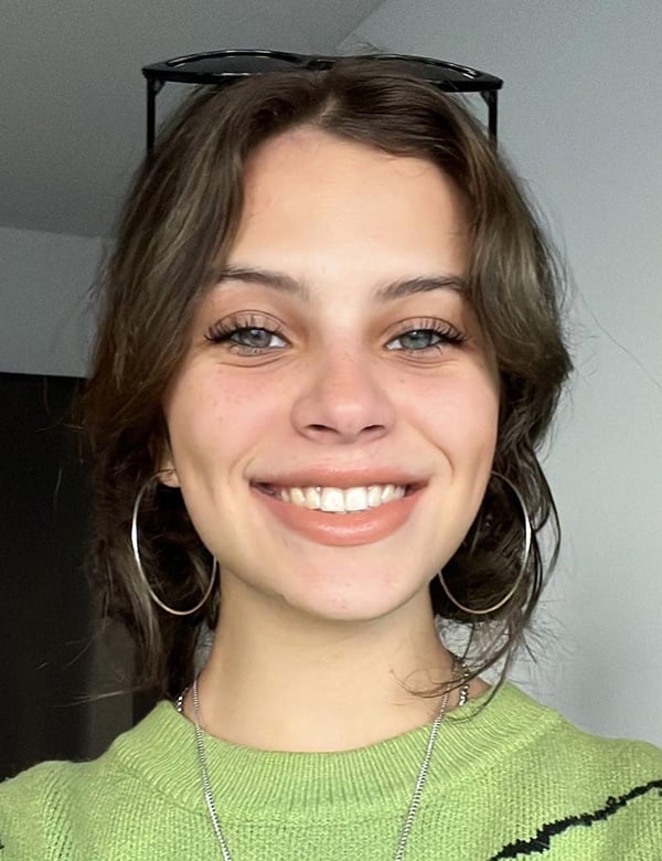 Vrouwelijk model met bruin haar fenna heu.