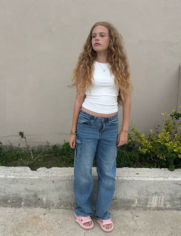 Tienermodel met lang blond haar Fiene D.