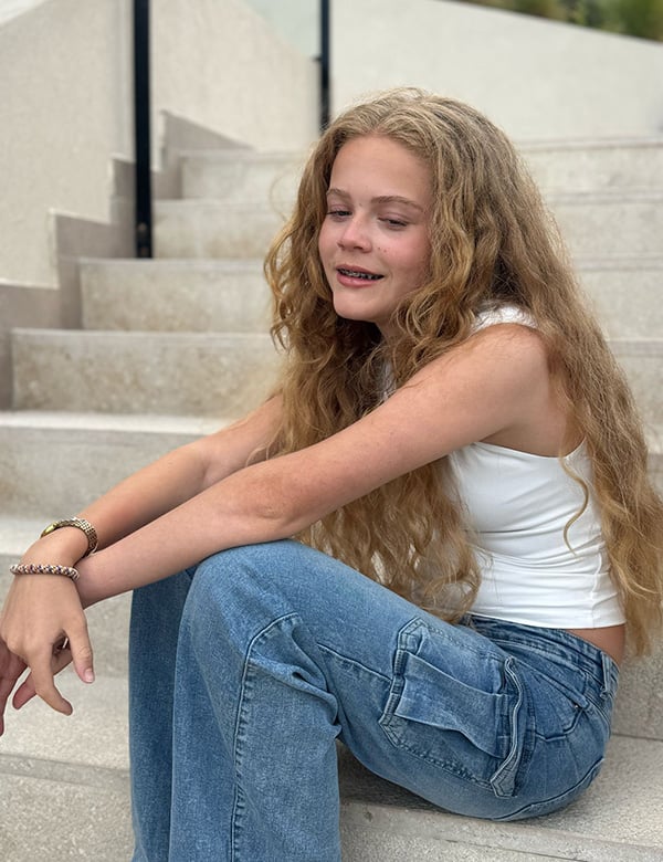 Tienermodel met lang blond haar Fiene D.