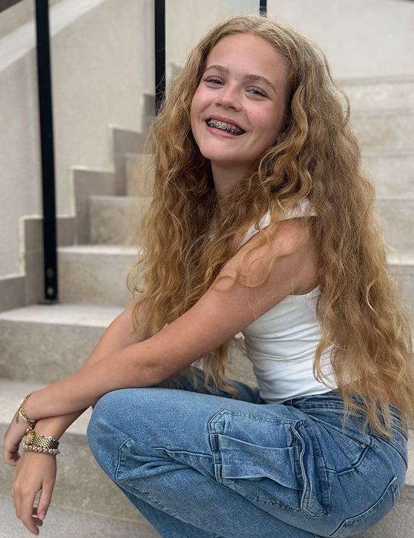 Tienermodel met lang blond haar Fiene D.