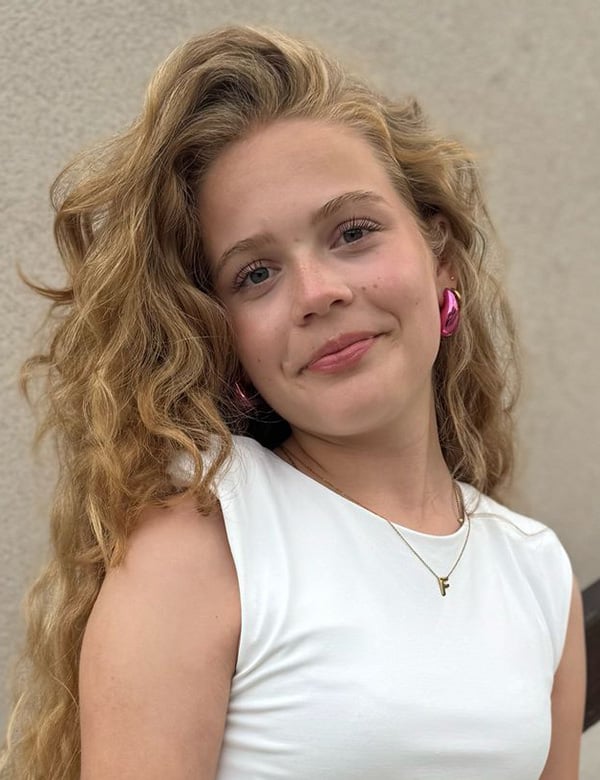 Model Tienermodel met lang blond haar fiene d.