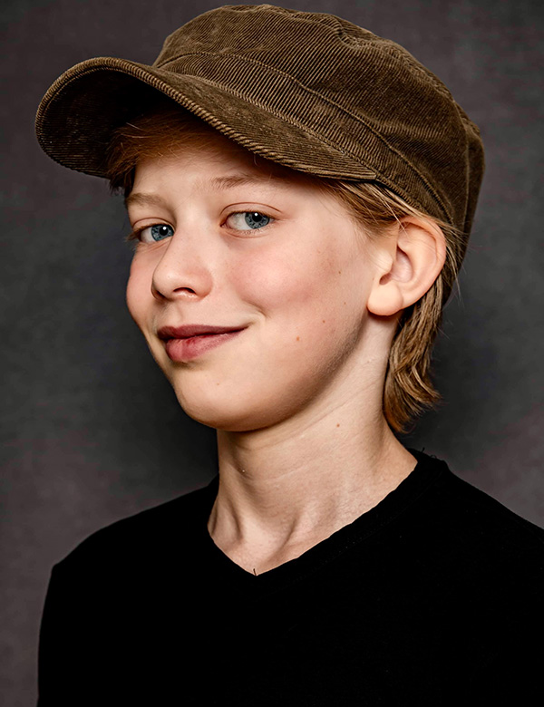 Kindermodel met donker blond haar Finn