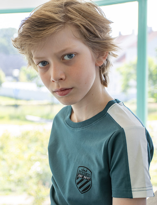 Kinderlijk model met donkerblond haar Finn Kr.