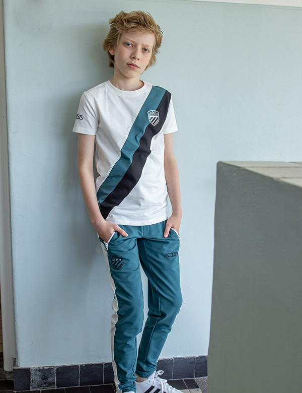 Kinderlijk model met donkerblond haar Finn Kr.