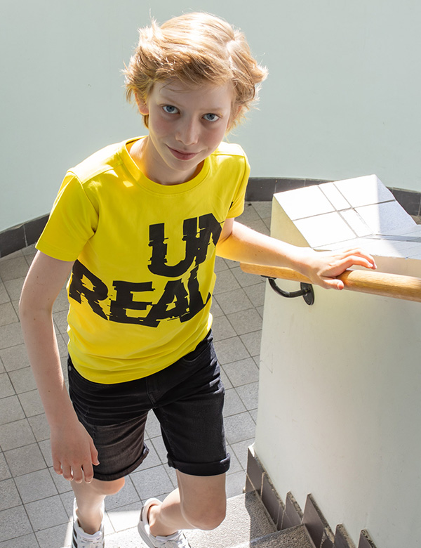 Kinderlijk model met donkerblond haar Finn Kr.