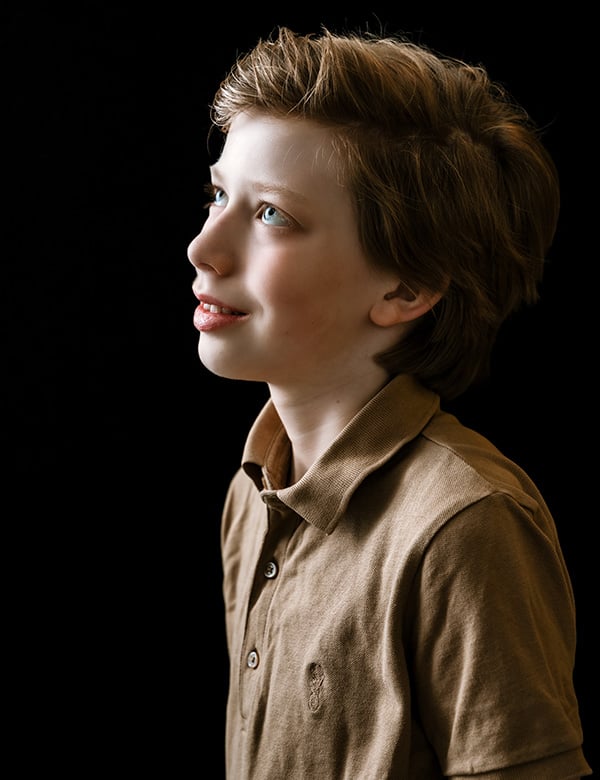 Kinderlijk model met donkerblond haar Finn Kr.
