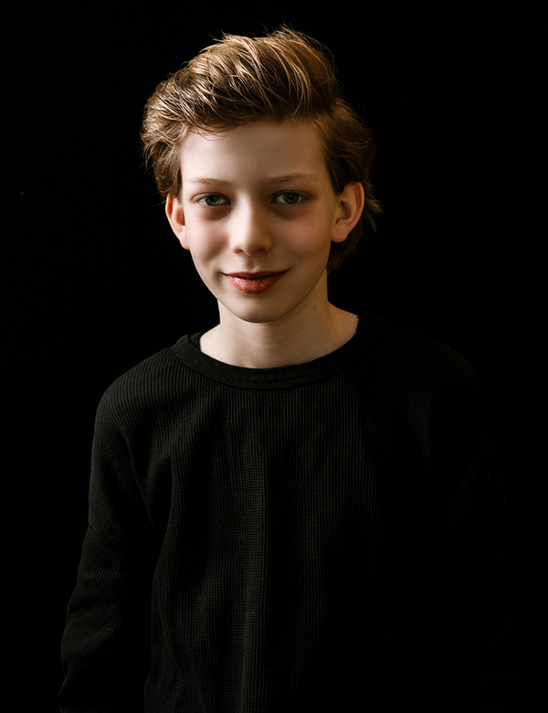 Kinderlijk model met donkerblond haar Finn Kr.