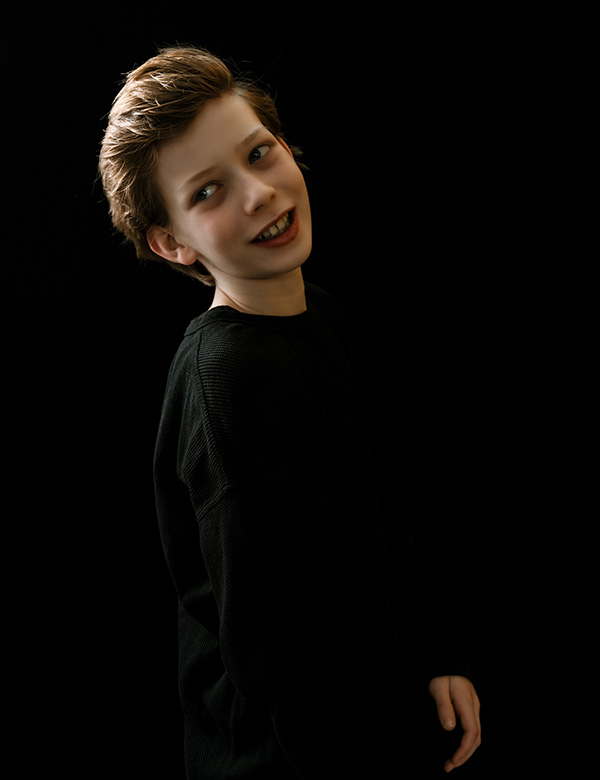 Kinderlijk model met donkerblond haar Finn Kr.