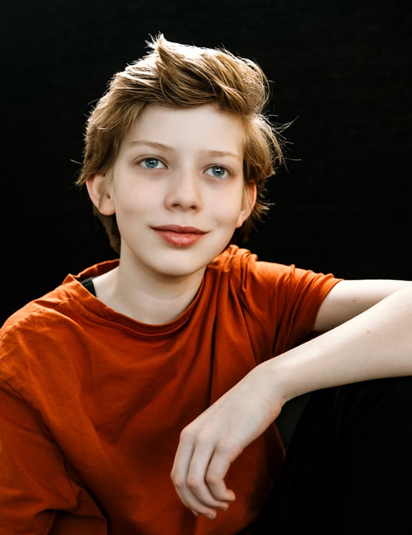 Kinderlijk model met donkerblond haar Finn Kr.