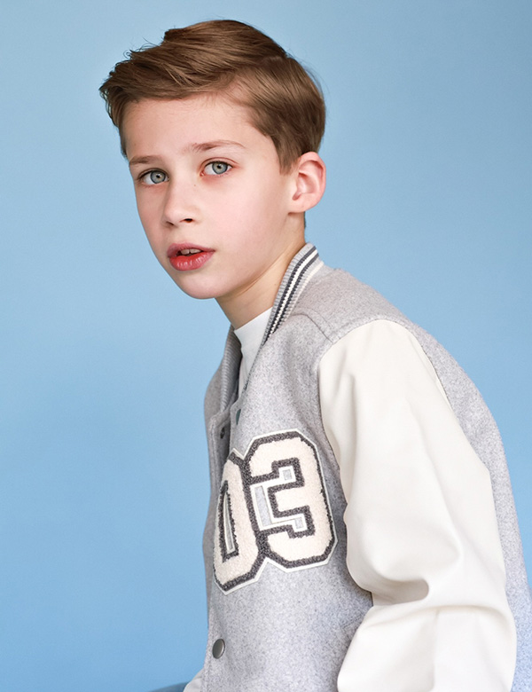 Kinderlijk model met blond haar Finn S.