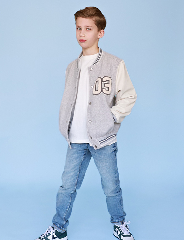 Kinderlijk model met blond haar Finn S.