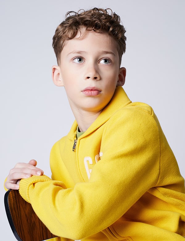 mannelijk kindermodel met blond haar Finn S.