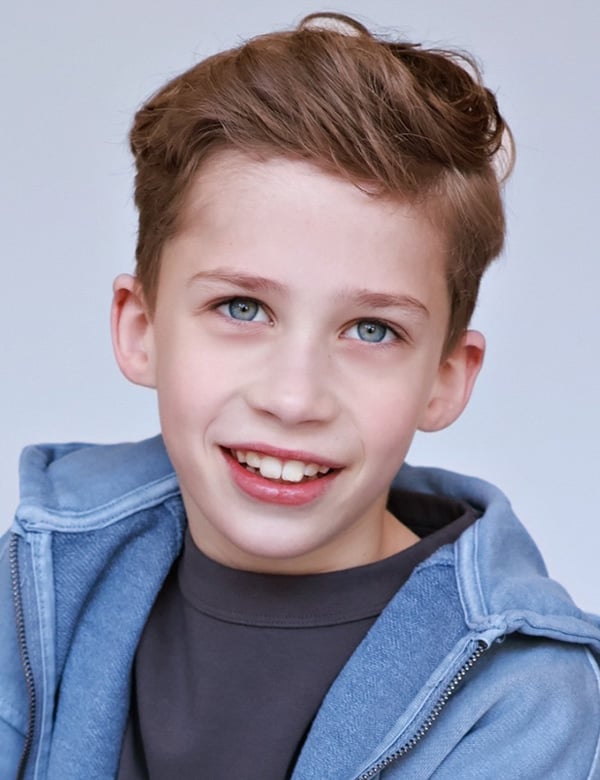 Kinderlijk model met blond haar finn s.