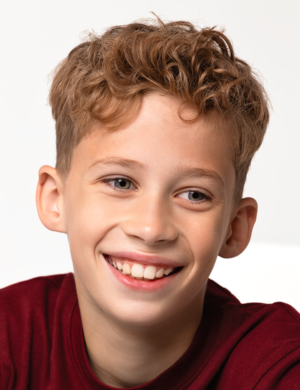 Kinderlijk model met blond haar finn s.