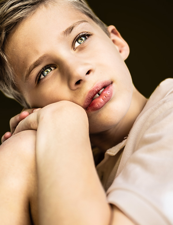 Finn is een kindermodel met blond haar en blauwe ogen