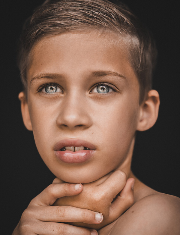 Finn is een kindermodel met blond haar en blauwe ogen