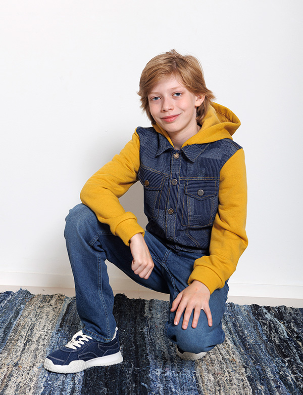 Kindermodel met donker blond haar Finn