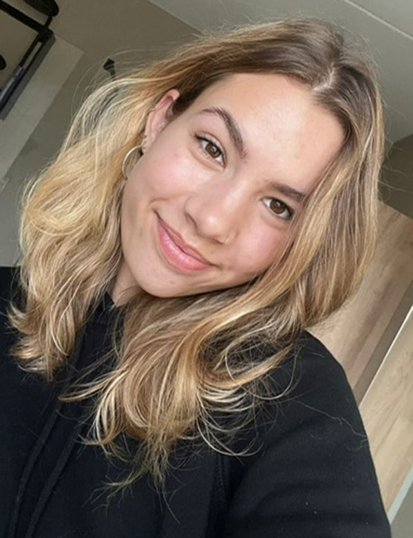 Vrouwelijk model met donkerblond half lang haar Fleur