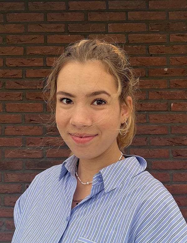 Tienermodel met blond haar Fleur