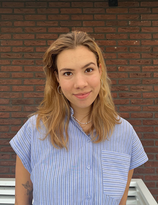 Tienermodel met blond haar Fleur