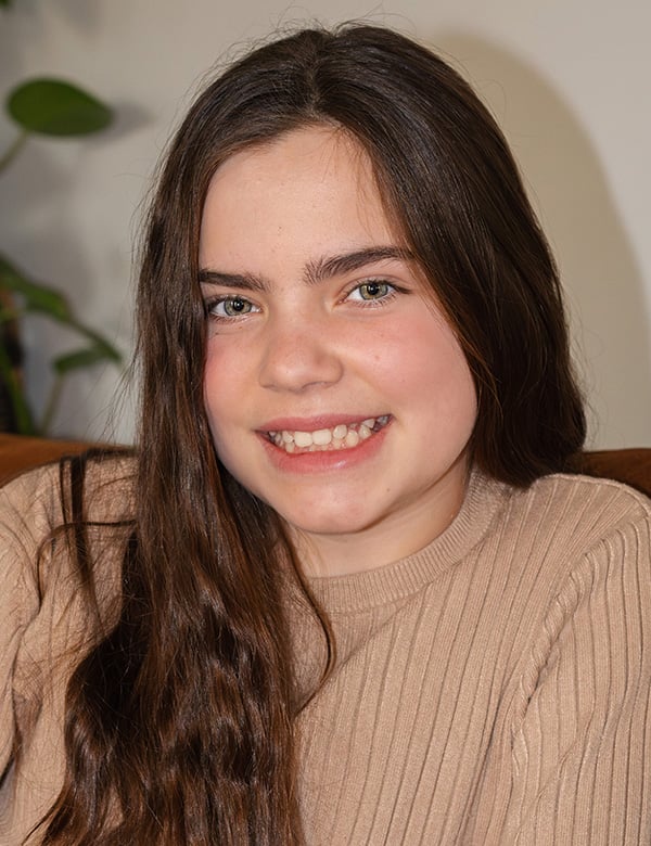 Kindermodel met bruin haar fleur van oe.