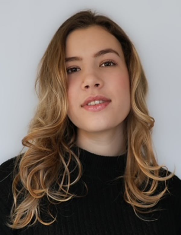Vrouwelijk model met donkerblond haar Fleur P.