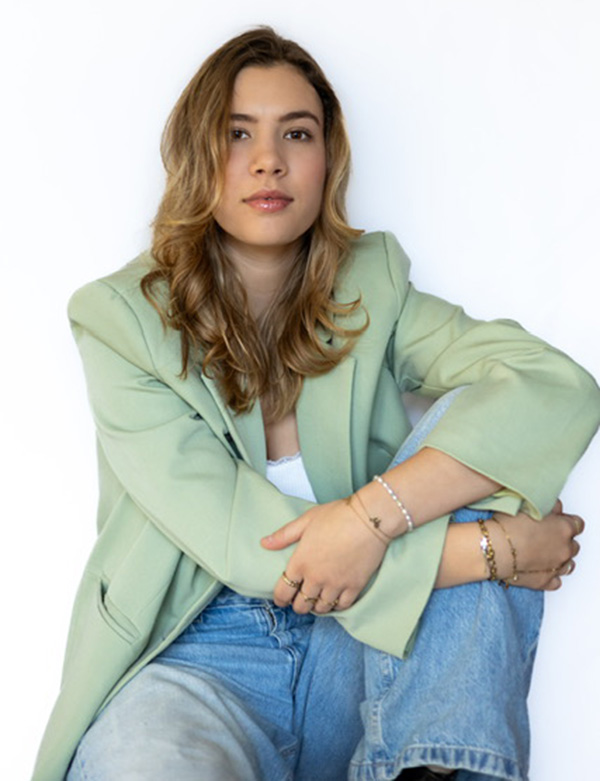 Vrouwelijk model met donkerblond haar Fleur P.