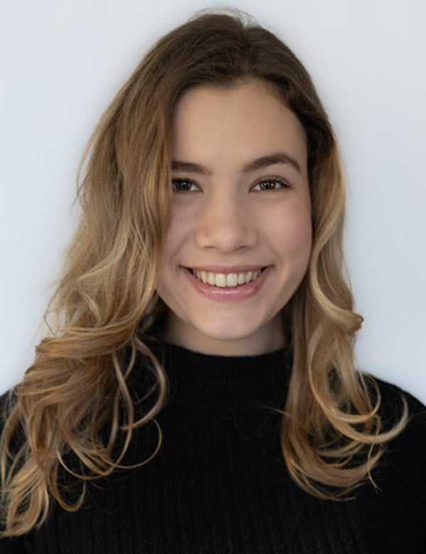 Vrouwelijk model met donkerblond haar fleur p.