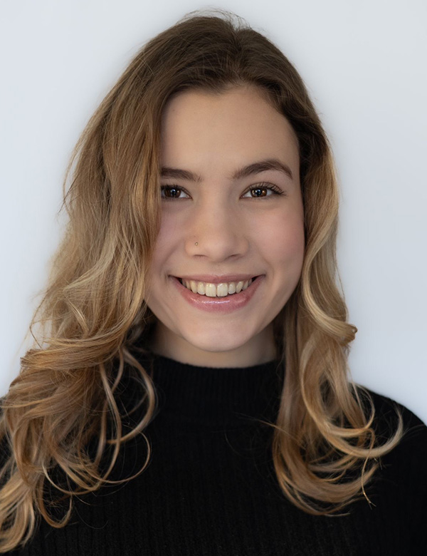 Vrouwelijk model met donker haar fleur p.