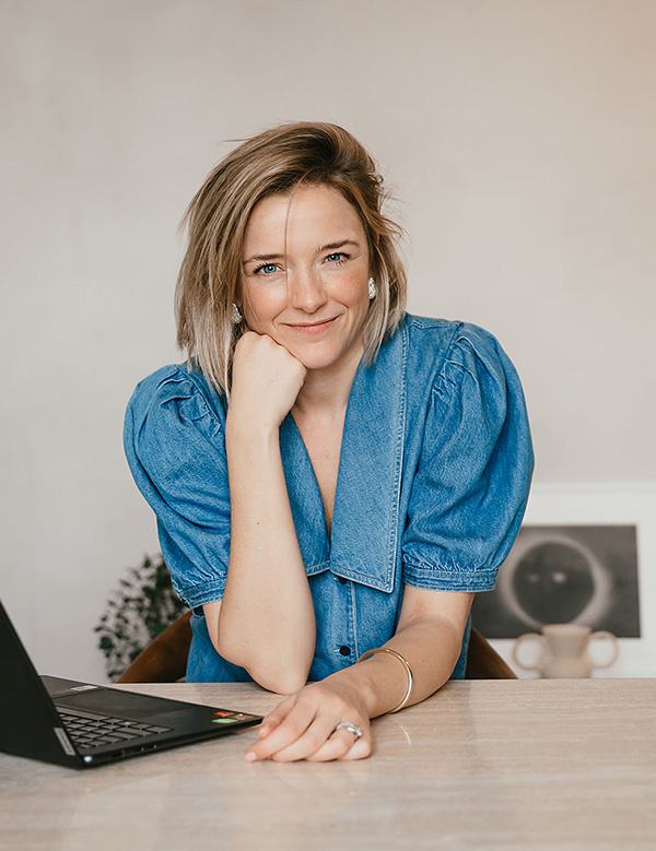 Vrouwelijk model met blond haar.