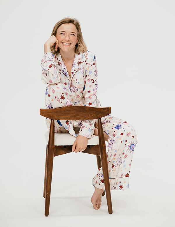 Vrouwelijk model met blond haar.